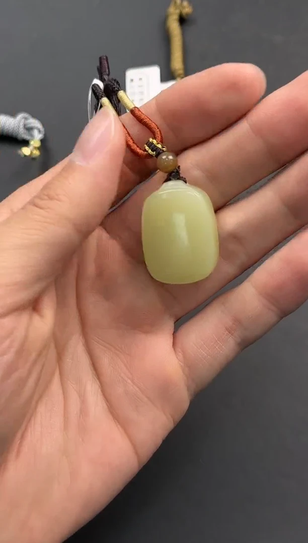 未镶嵌手串和田玉呆*?若羌黄口吊坠微色差