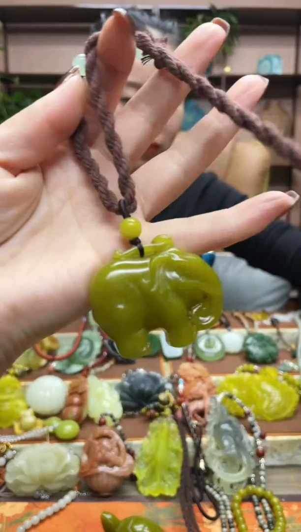 未镶嵌岫玉颈饰多样性发货发其中之一