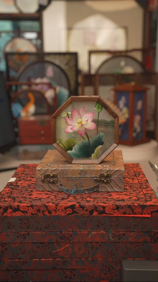 扇子苏绣双面绣八角台屏胡桃木框小号16CM