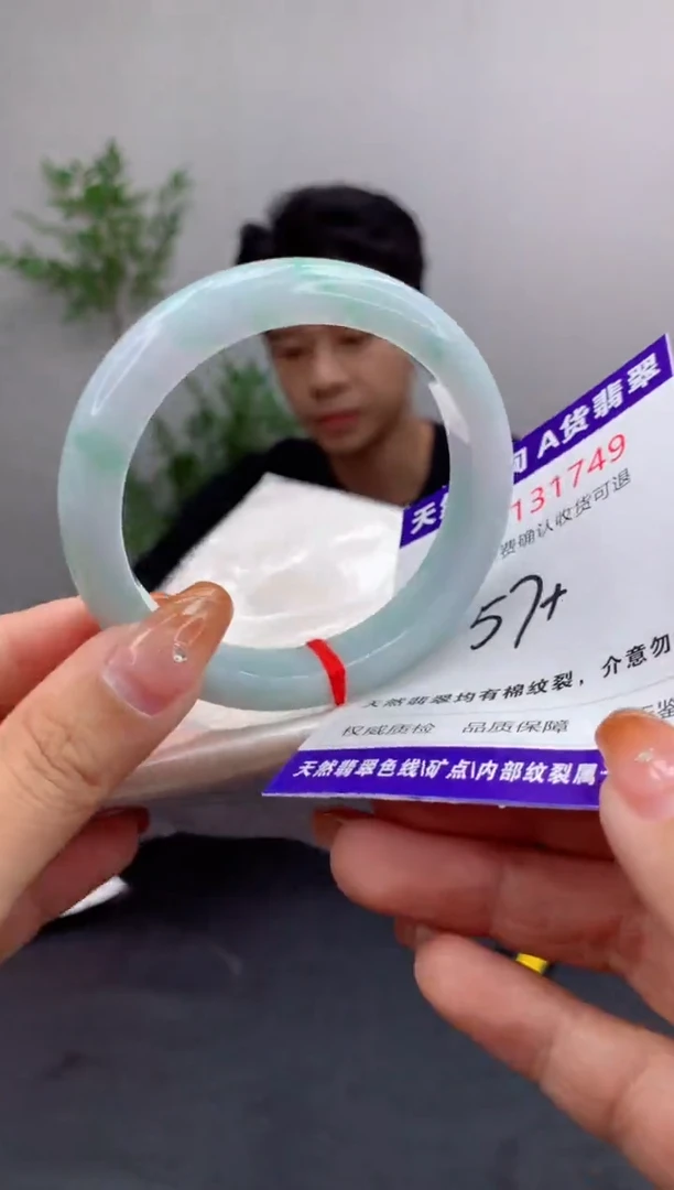 未镶嵌手镯翡翠有纹，完美者勿拍