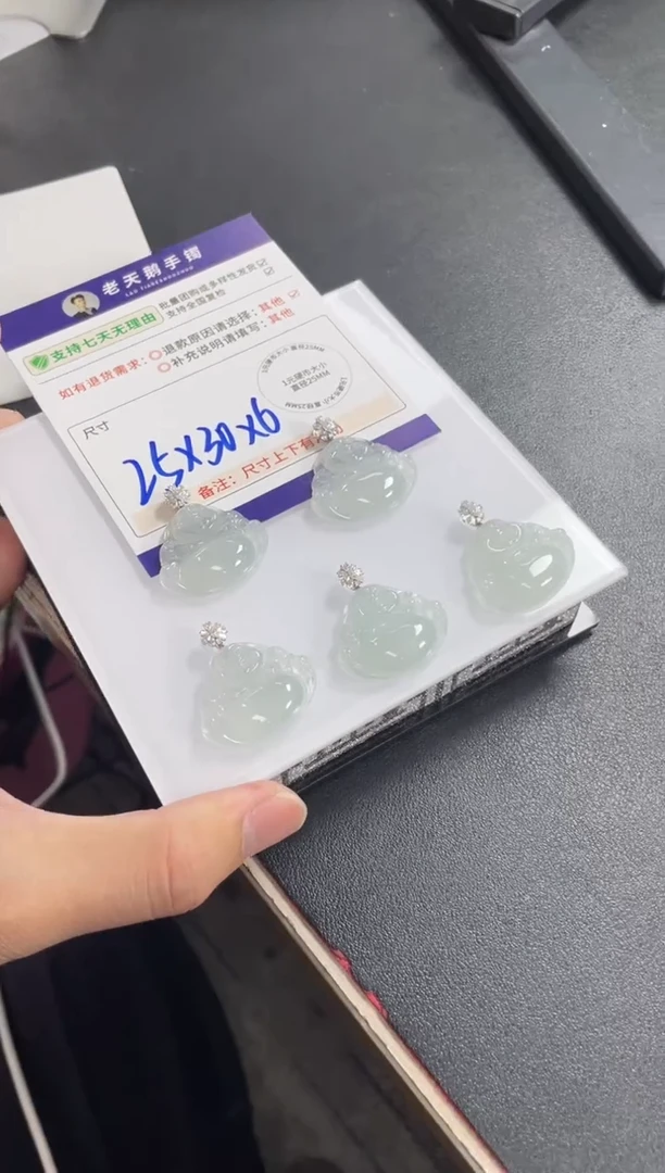 18K金镶嵌挂件翡翠佛公F19配绳/多样性发其一ZBCP