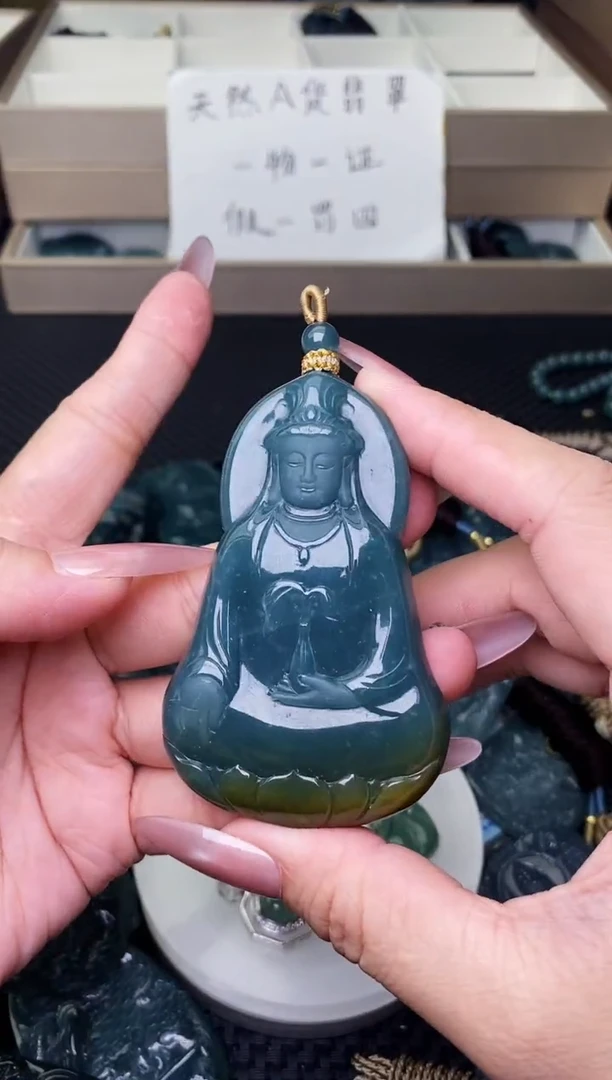 颈饰未镶嵌翡翠