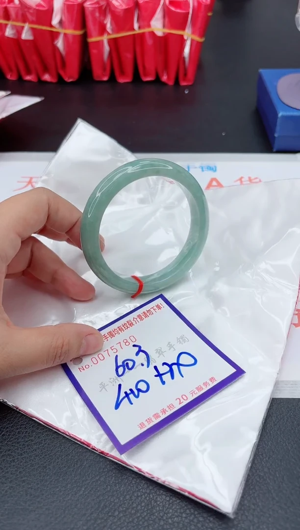 翡翠手镯未镶嵌1