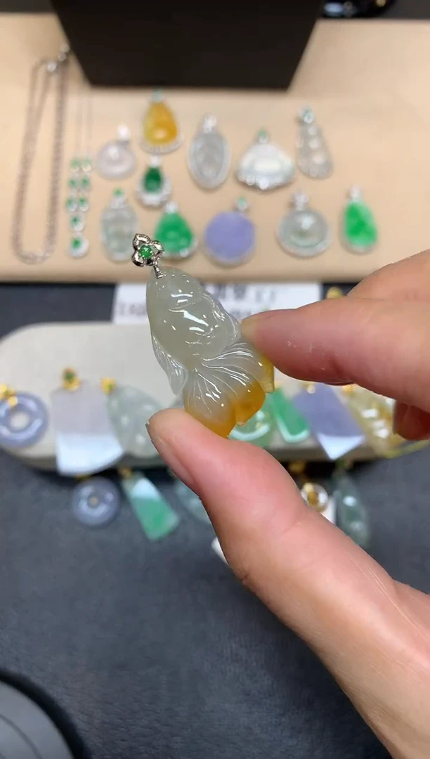 颈饰18K金镶嵌翡翠锦鲤【无服务费