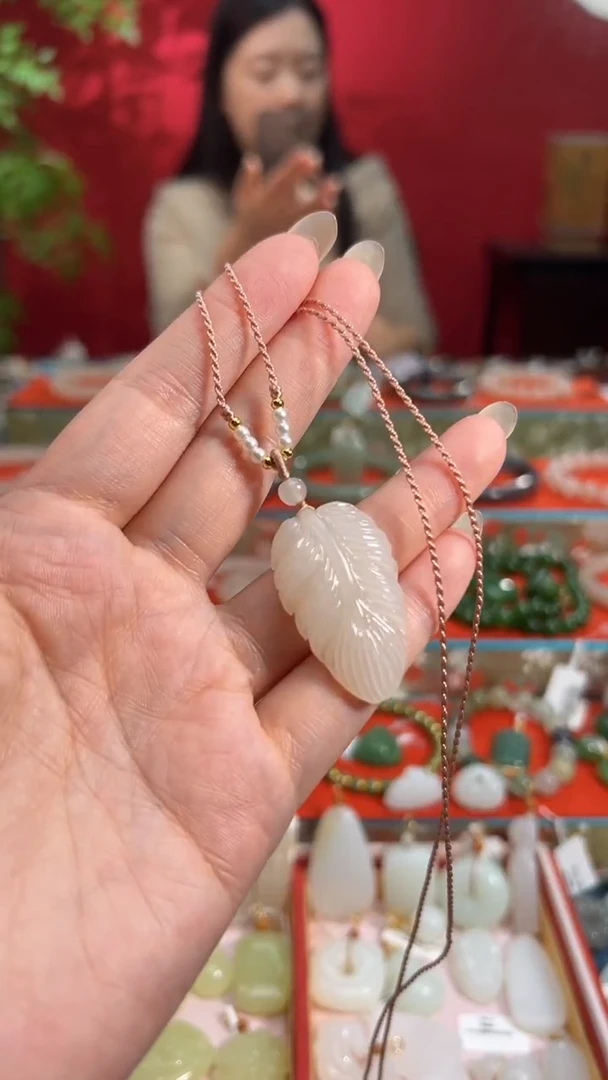 颈饰未镶嵌和田玉藕粉大羽毛吊坠