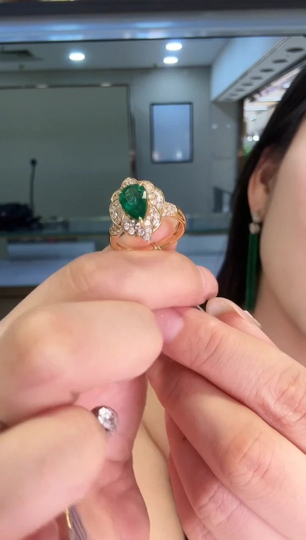 18K金镶嵌戒指祖母绿1.60ct  吉尔德大证