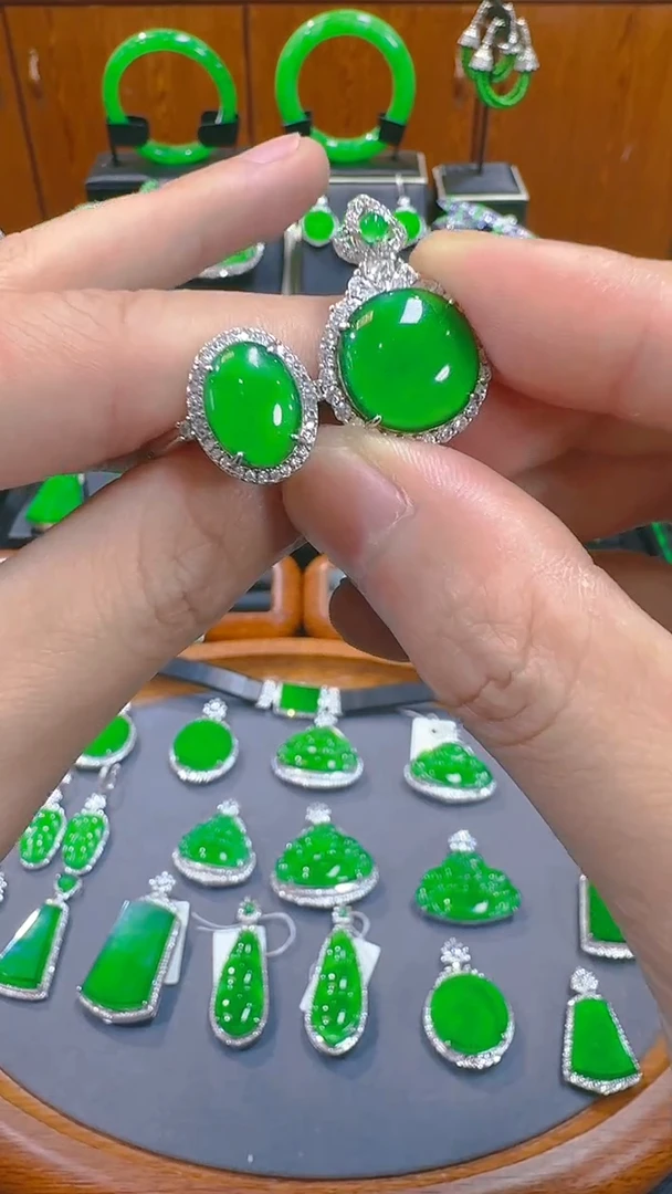 【闪购商品】翡翠吊坠(赠链)银S925镶嵌天然A货翡翠+吊坠+戒指