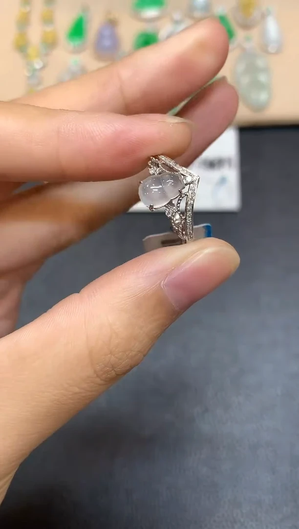 18K金镶嵌戒指翡翠葫芦【无服务费