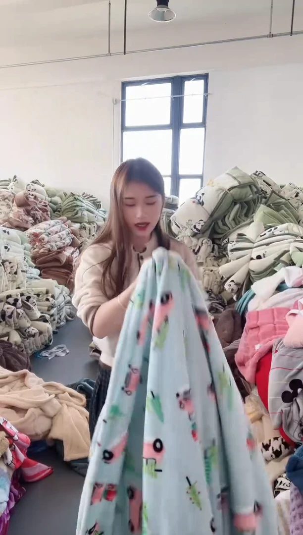 牛奶绒主播手上展示的产品