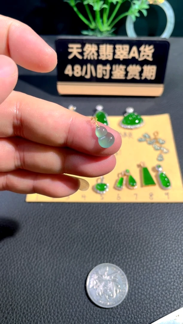 颈饰18K金镶嵌翡翠翡翠