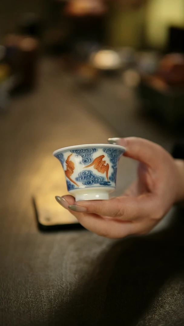 半****间阿眠       玉窑柴窑青花蝠纹杯