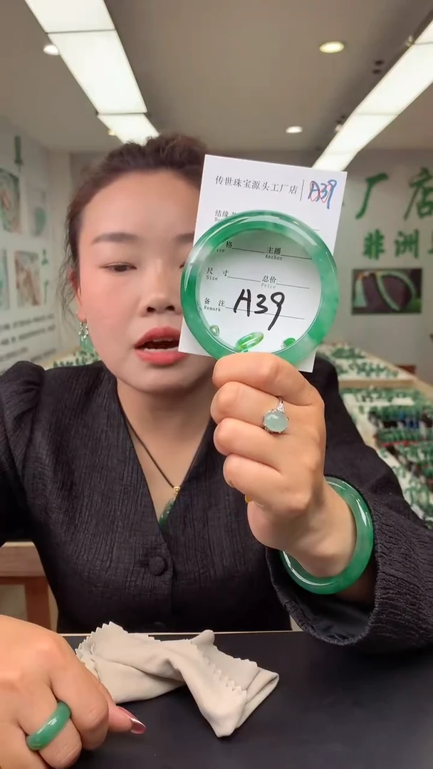 【闪购商品】石英质玉手镯未镶嵌61+