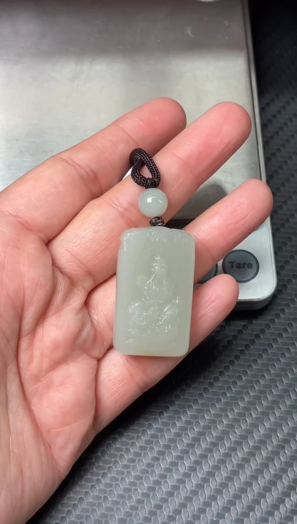 吊坠(赠链)未镶嵌和田玉且末近矿微色差吊坠s