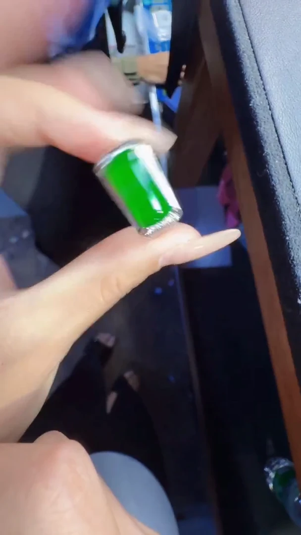 未镶嵌定制翡翠翡翠A货有轻微色差属于正常现象，戒指多样性发货1