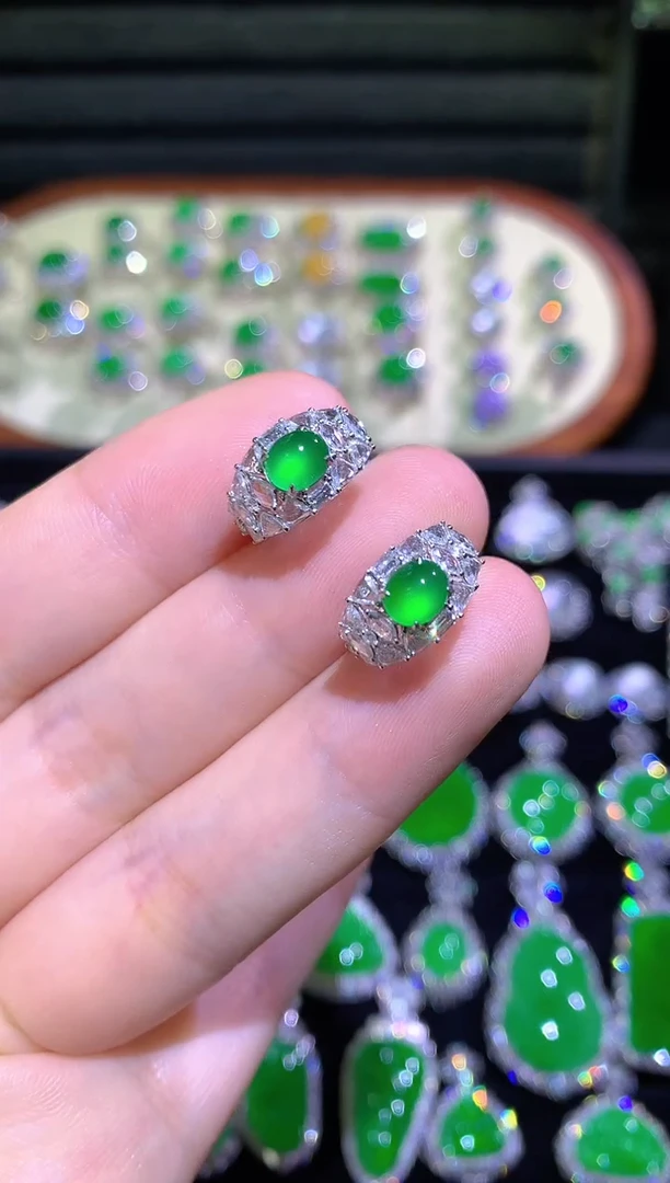 18K金镶嵌翡翠耳饰高冰满绿起光蛋面