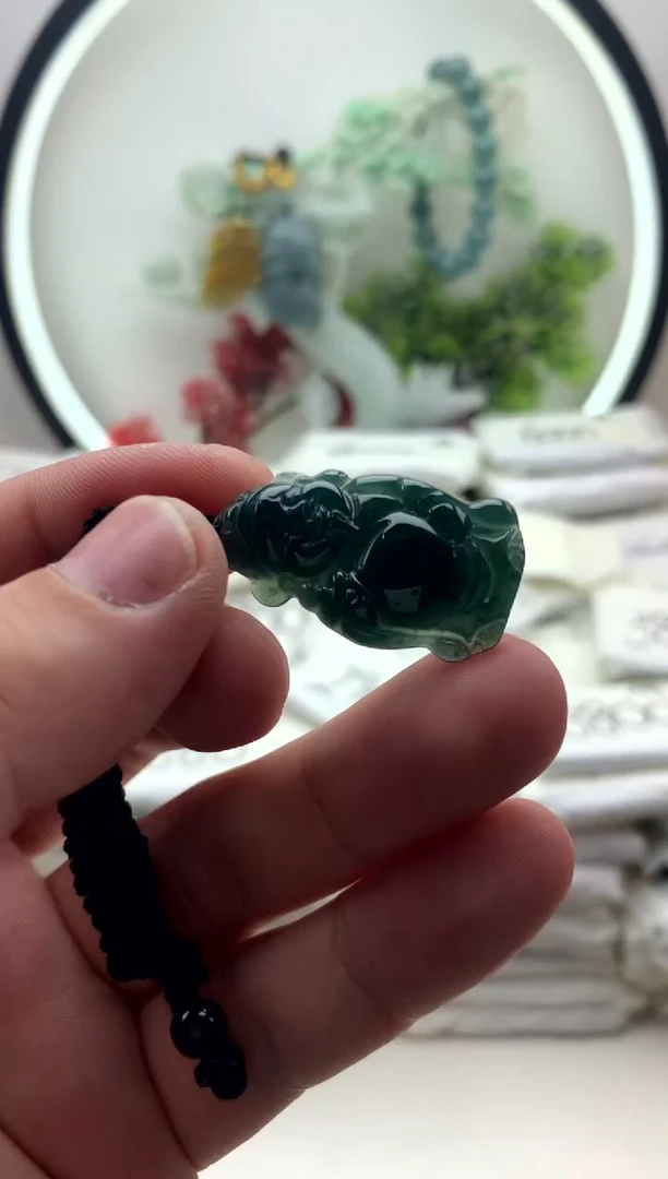 翡翠未镶嵌颈饰小财神