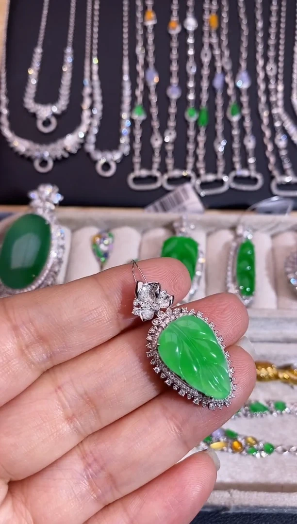 颈饰18K金镶嵌翡翠吊坠