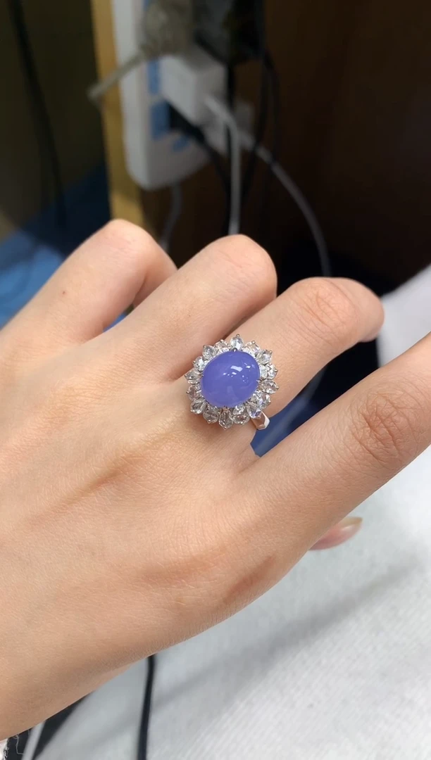 颈饰18K金镶嵌翡翠戒指