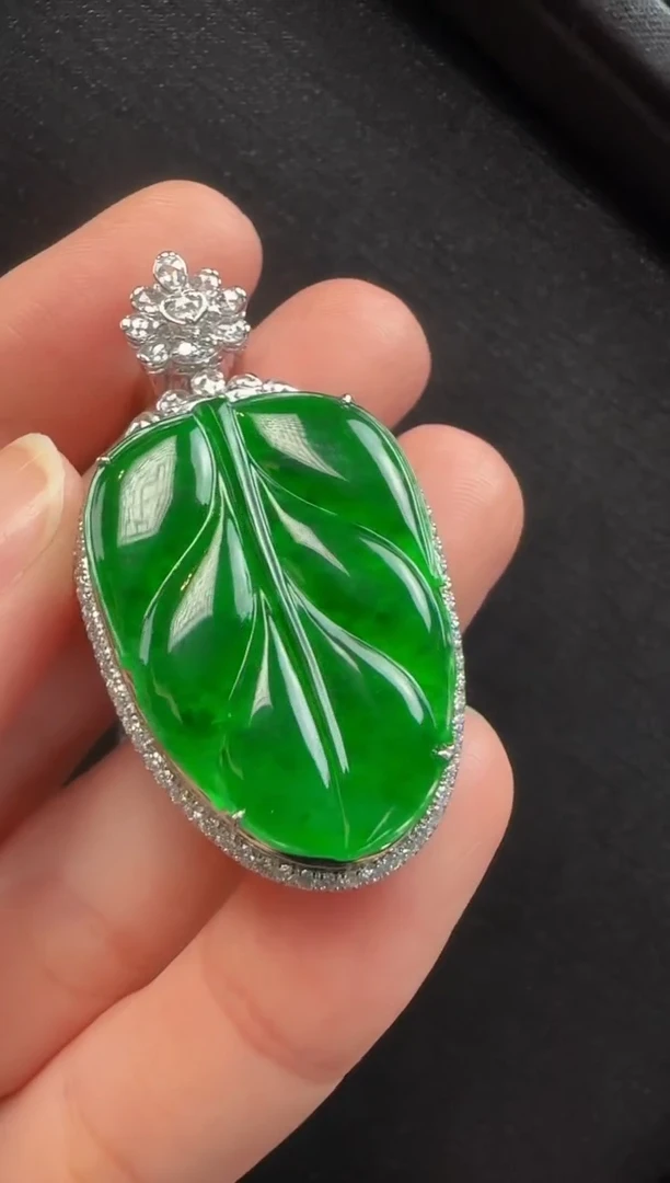 颈饰18K金镶嵌翡翠355叶子一个