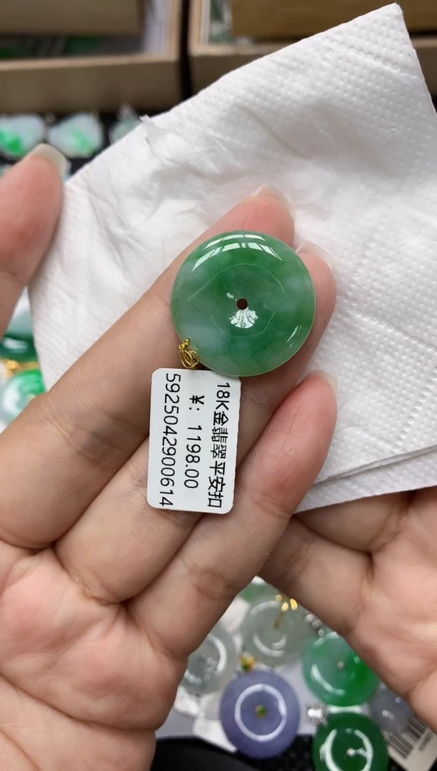颈饰18K金镶嵌翡翠111111111111
