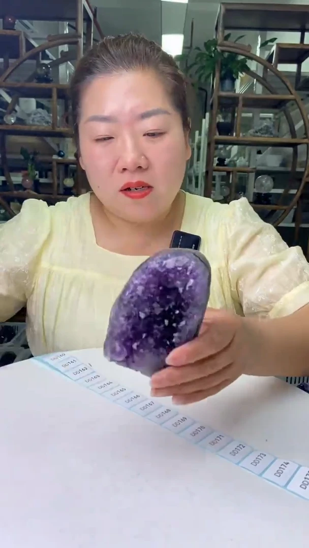 水晶珠宝半成品未镶嵌紫晶洞D160