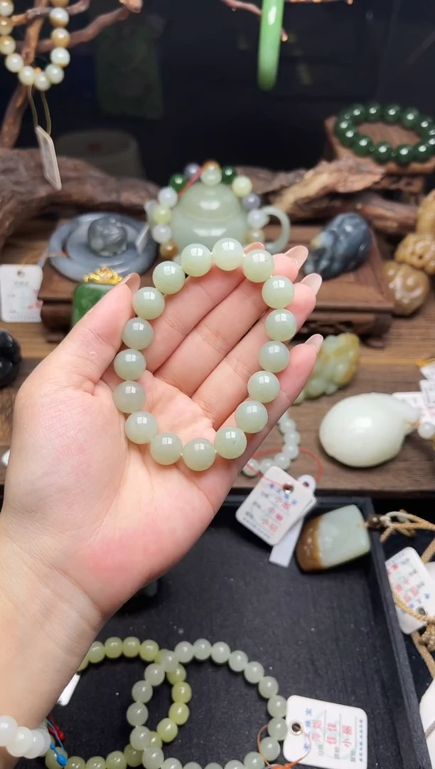 未镶嵌手串和田玉卡12且末青白 圆珠 有瑕疵