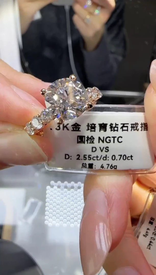 【闪购商品】实验室培育钻石18K金镶嵌2.5克拉四爪带钻12号