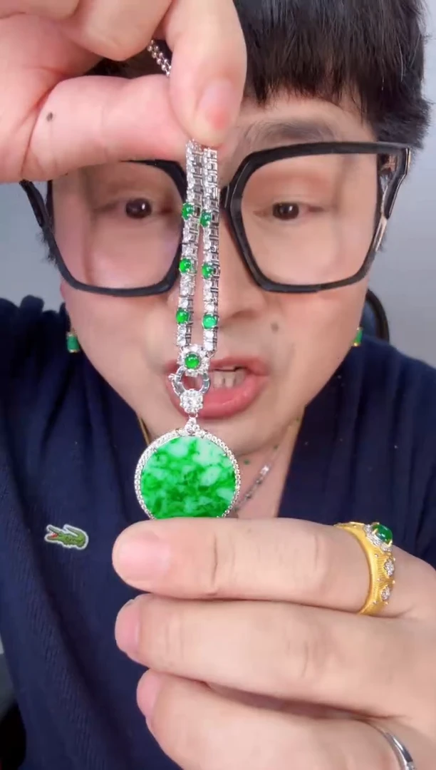 【闪购商品】翡翠颈饰未镶嵌一件