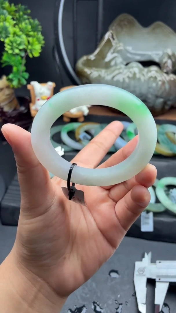 未镶嵌手镯定制翡翠冰胶白底青美美镯51-57贵妃-11