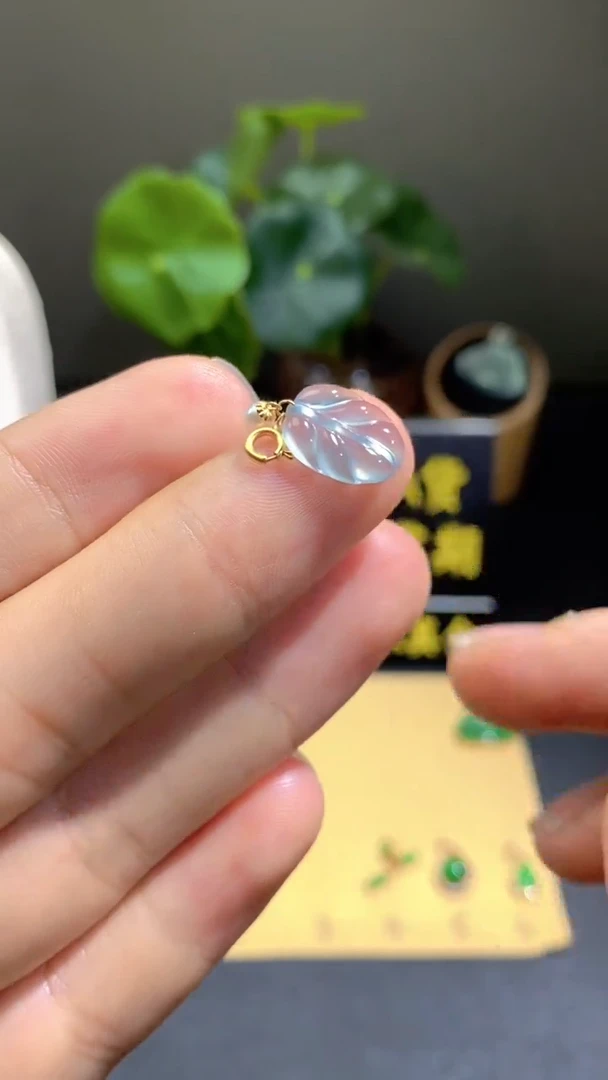 颈饰18K金镶嵌翡翠翡翠A货