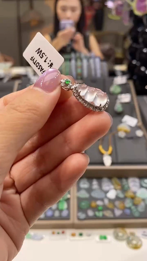 颈饰18K金镶嵌翡翠豆子