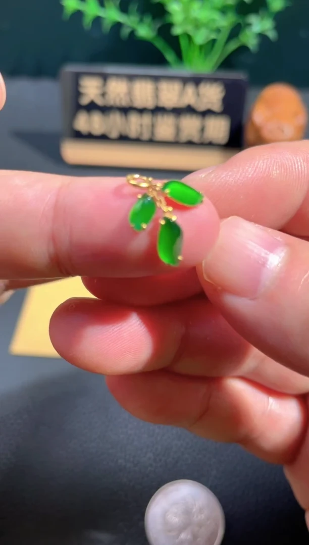 颈饰18K金镶嵌翡翠翡翠