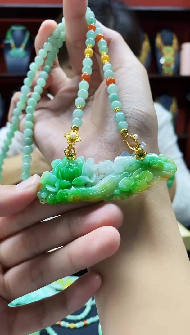 颈饰未镶嵌翡翠吊坠