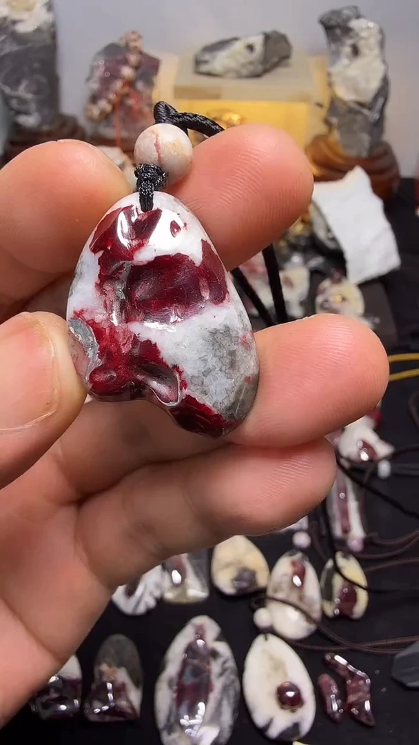天然辰砂大晶砂随行晶体吊坠