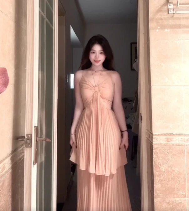 小众设计时尚气质显瘦V领吊带连衣裙女春季新款2025高级感穿搭