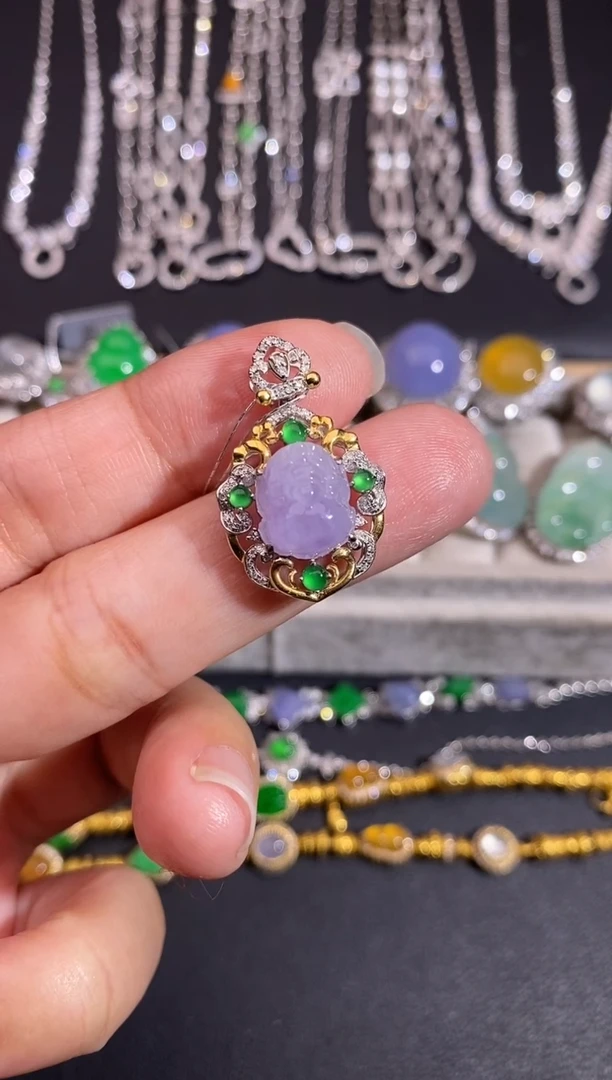 颈饰18K金镶嵌翡翠吊坠