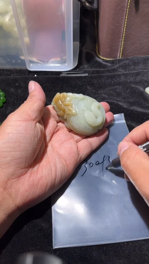 颈饰未镶嵌和田玉吊坠