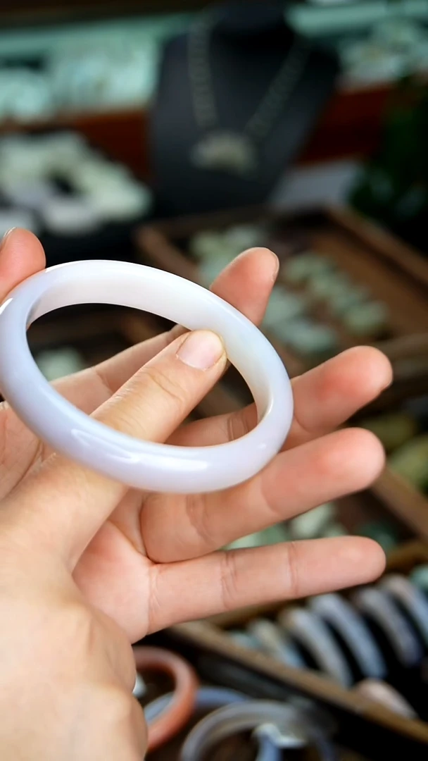 未镶嵌镯子玛瑙/玉髓8.3    58圈口