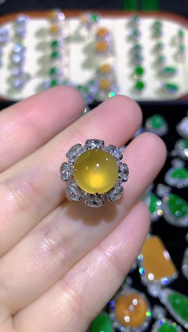 18K金镶嵌戒指翡翠小***麻高冰黄翡起光蛋面戒指