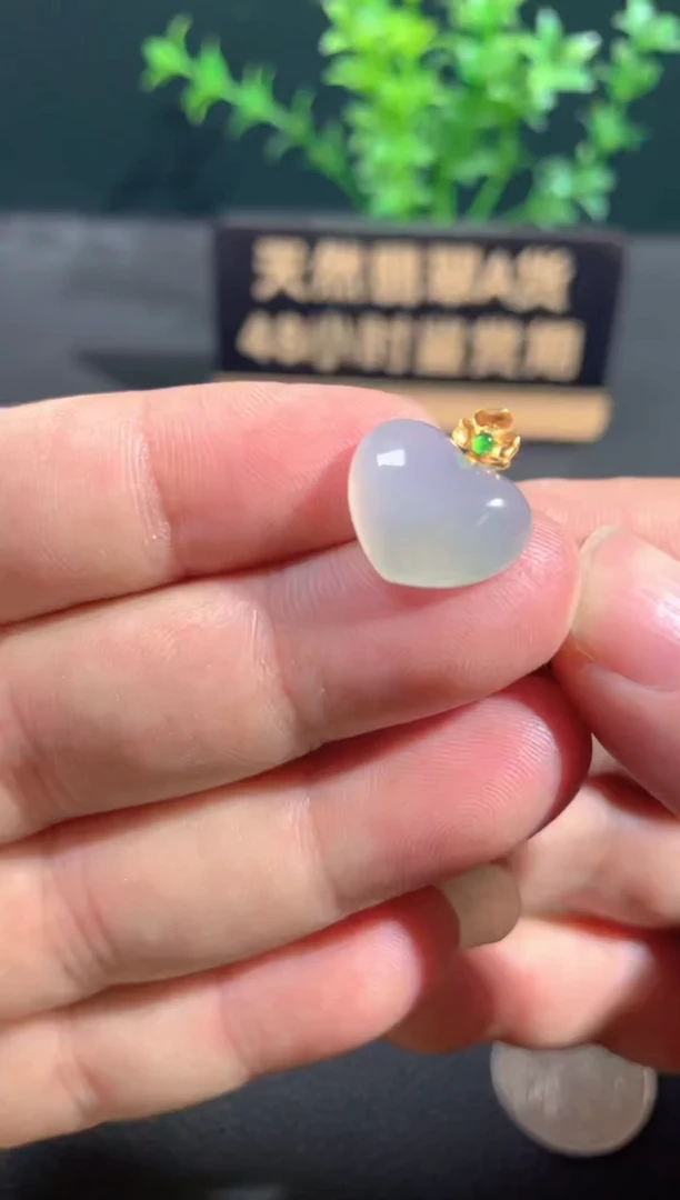 翡翠18K金镶嵌颈饰翡翠