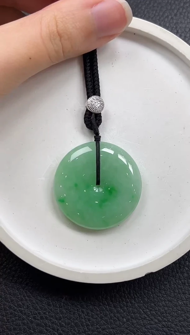 翡翠未镶嵌颈饰平安扣