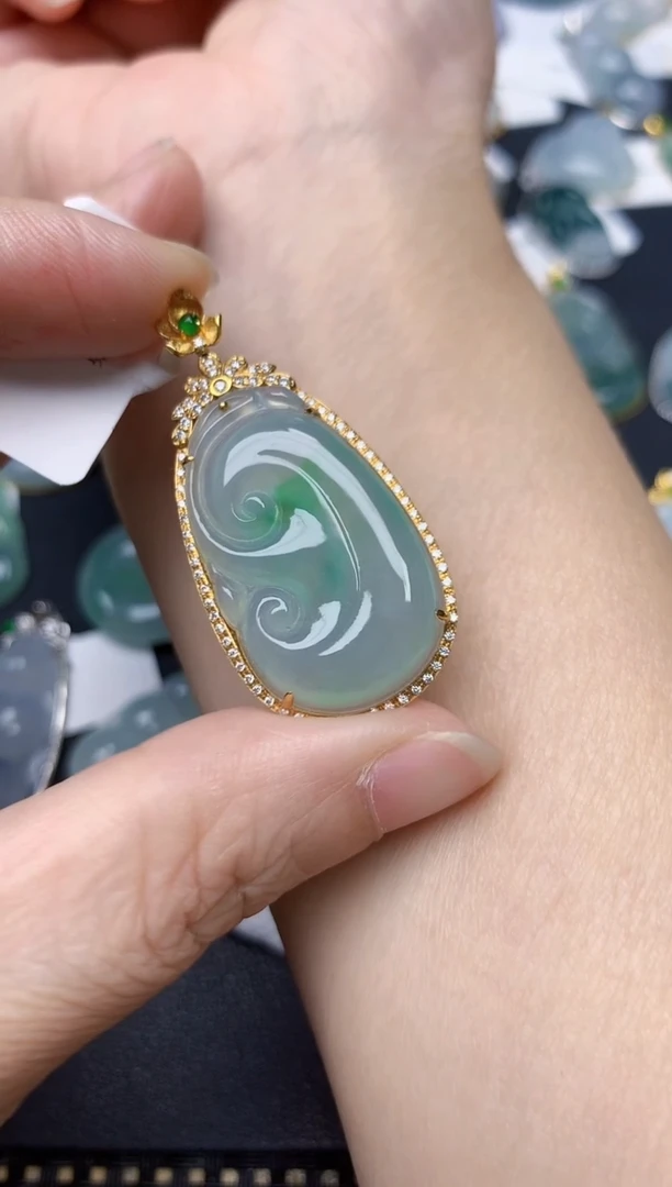 颈饰18K金镶嵌翡翠天然缅甸A货翡翠