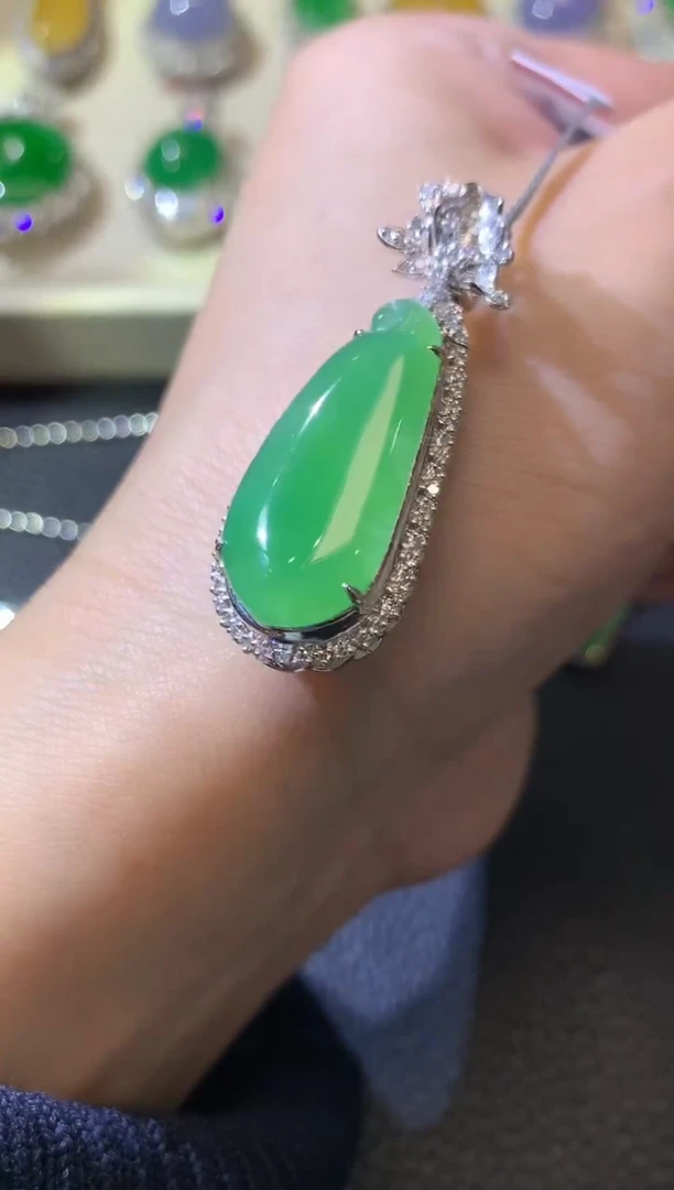 【闪购商品】翡翠吊坠(不含链)18K金镶嵌A33