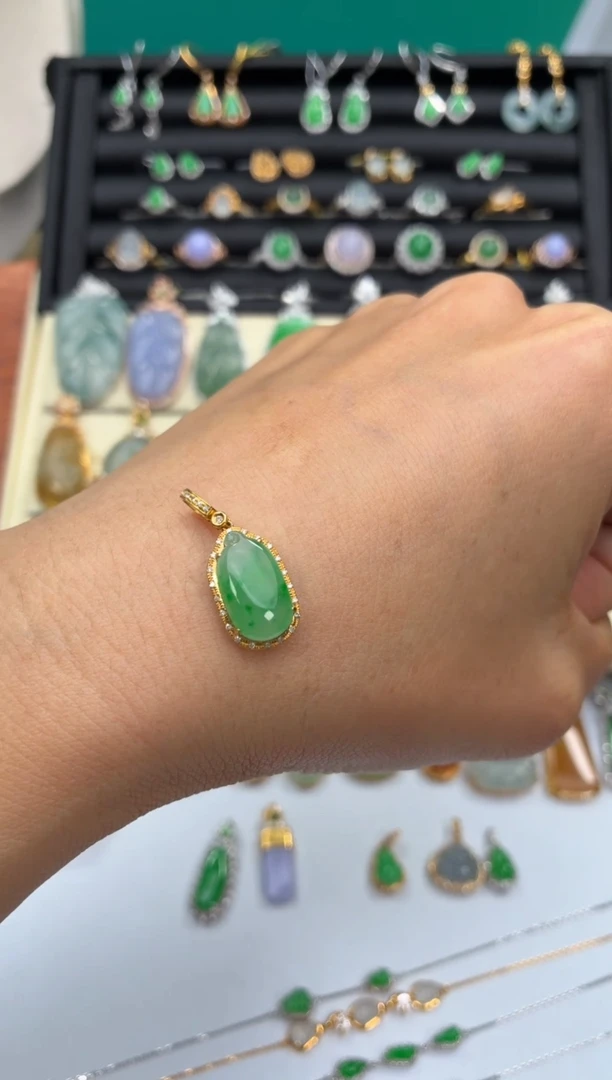 颈饰18K金镶嵌翡翠天然翡翠A货