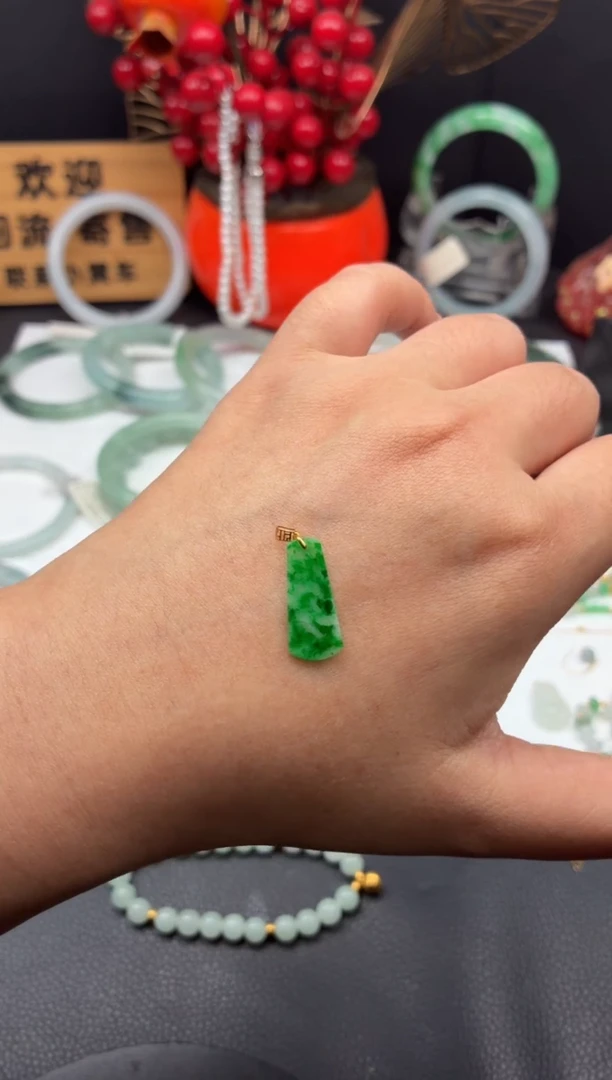 颈饰18K金镶嵌翡翠吊坠