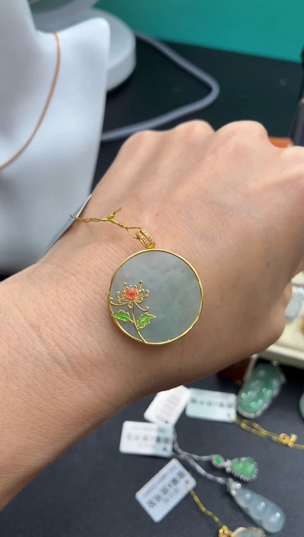 颈饰18K金镶嵌翡翠天然翡翠A货