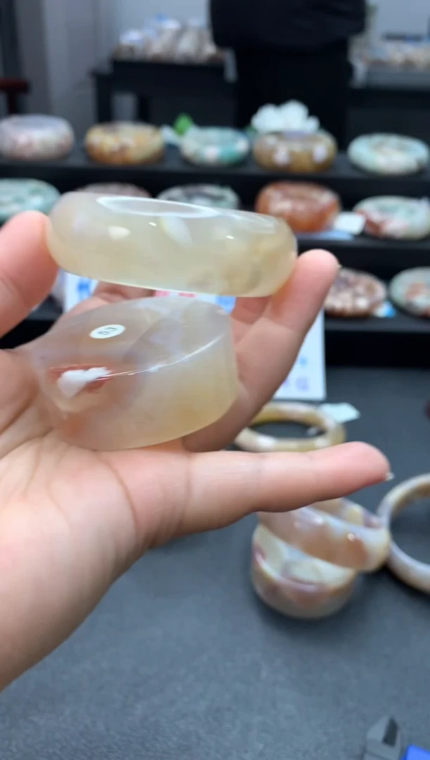 未镶嵌手镯石英质玉（51-52圈口）赠送镯心 无证书