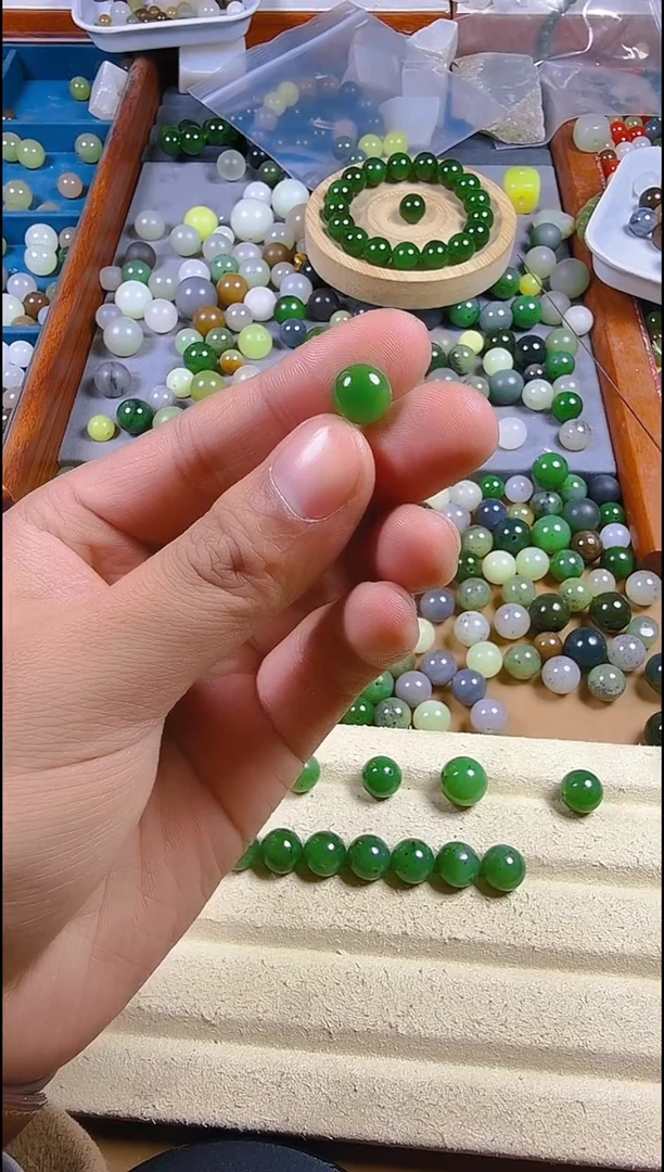 未镶嵌手链和田玉卡10俄罗斯碧玉有黑点