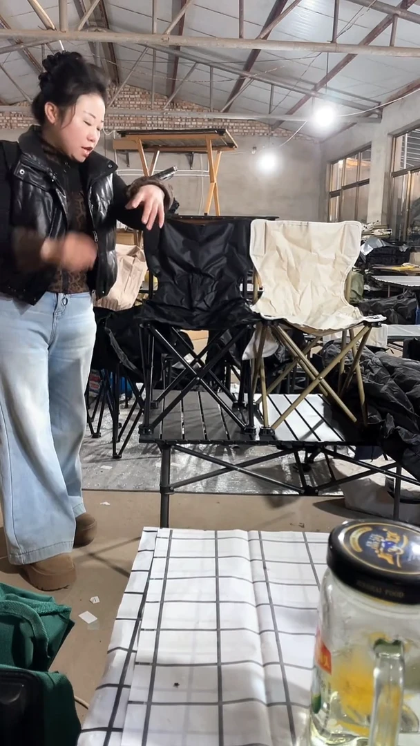 铁生锈   中号  折叠靠背  颜色随机