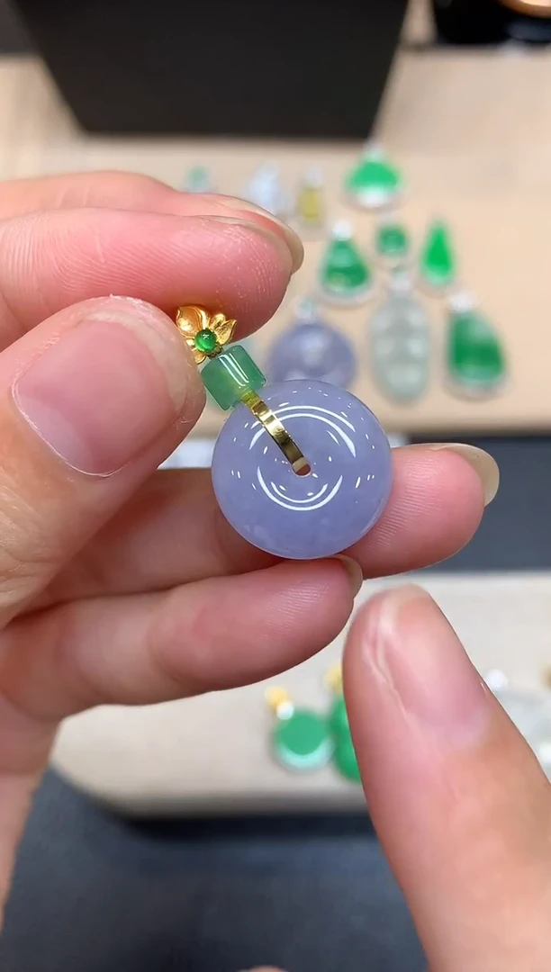 颈饰18K金镶嵌翡翠平安扣【无服务费